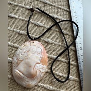 M+M Scognamiglio preowned Cameo with cord still attached